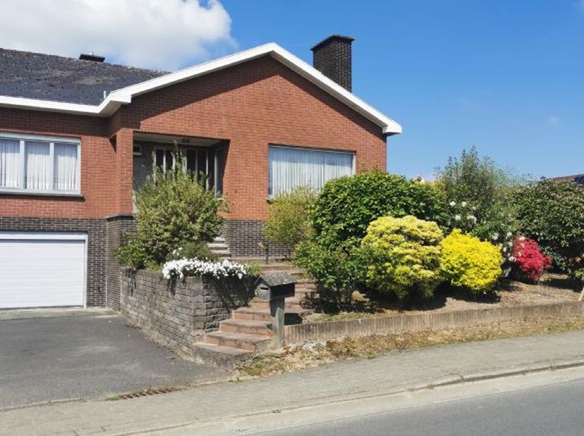 Vlakbij het centrum van Anzegem, dichtbij station en alle voorzieningen, alleenstaande woning met grote tuin 1685m², omvattende o.a. op het GELIJKVLOE